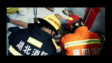 Este joven, no muy listo, se queda atrapado en un váter… al intentar coger un pez