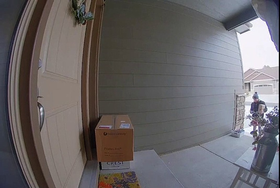 Ce livreur remercie le client pour les gateaux surprise à l'entrée de la maison !