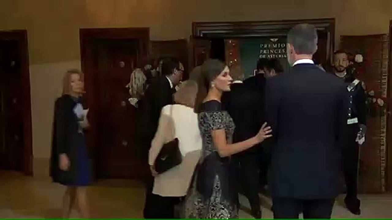 ¿Todavía no has visto el cariñoso y maternal gesto de Letizia a Felipe VI momentos antes del Princesa de Asturias?