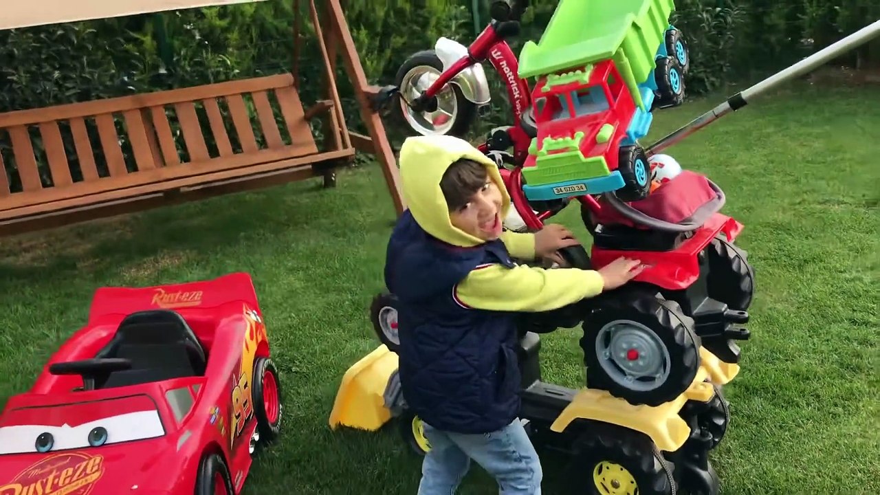 Enes ve Yusuf tüm araçları üstüste koymuş sonra bir anda devirmişler