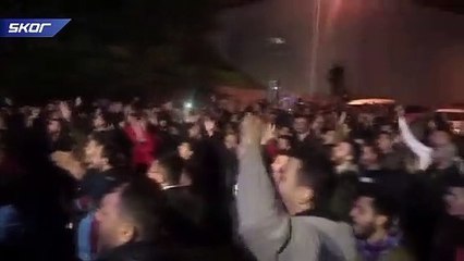 Trabzonspor taraftarı Ünal Karaman için tesislere hücum etti!