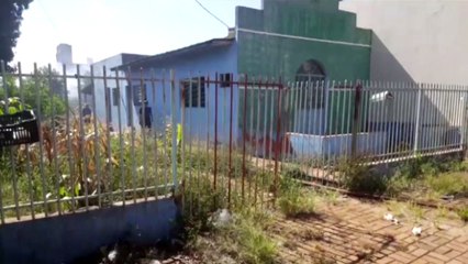 Bombeiros controlam incêndio em pilha de madeiras em terreno no Bairro Coqueiral