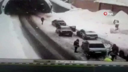 Dehşet anları kamerada...Kayganlaşan yolda bekleyenlere ve araçlara böyle çarptı