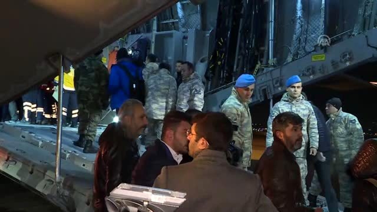 Somali'deki terör saldırısında hayatını kaybeden 2 Türk'ün cenazesi ile 16 yaralı Türkiye'ye...