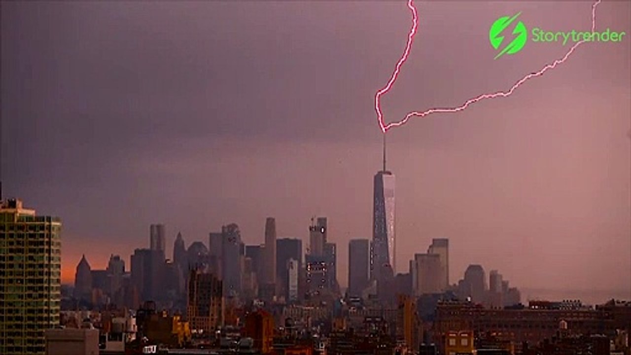Les images incroyable de la foudre qui touche le one world trade center
