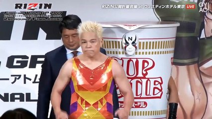 La tête de cette lutteuse qui se rend compte que son adversaire est bien pus costaud qu'elle