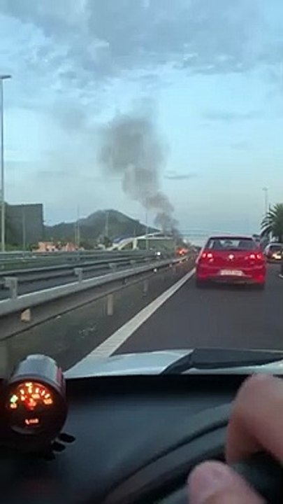 Aparatoso incendio de un coche en la TF-5