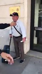 Así le da este señor la bienvenida al rufián de Gabriel a su llegada a Madrid