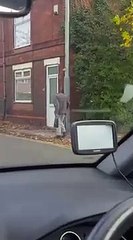 Graban a este hombre 'sin cabeza' caminando por la calle en víspera de Halloween