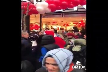 Çarşaflı kadın 'Müslüman ülkede Noel Baba’nın ne işi var' diyerek mağaza çalışanının üzerine yürüdü!