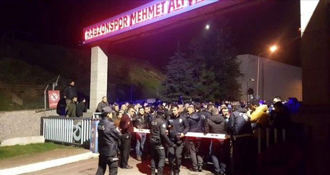 Trabzonspor'da taraftarlar Ünal Karaman için tesislere akın etti!