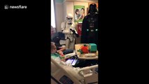 Dark Vador visite un enfant malade à l'hôpital pour Noel !