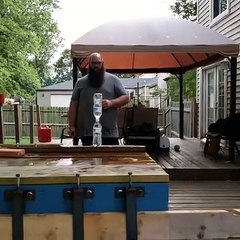 Il coupe 2 bouteilles dans leur verticale en 1 geste !