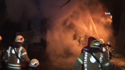 Fatih’te metruk bina alev alev böyle yandı