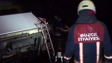 Düzce kamyon şoförü vinçle kurtarıldı, 'ehliyetim gitti' diye feryat etti