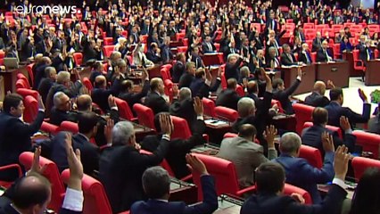 Video herunterladen: El Parlamento de Turquía aprueba enviar tropas a Libia para apoyar al Gobierno de Fayez Sarraj