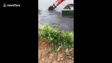 Excavator driver able to 'row' barge over river using crane