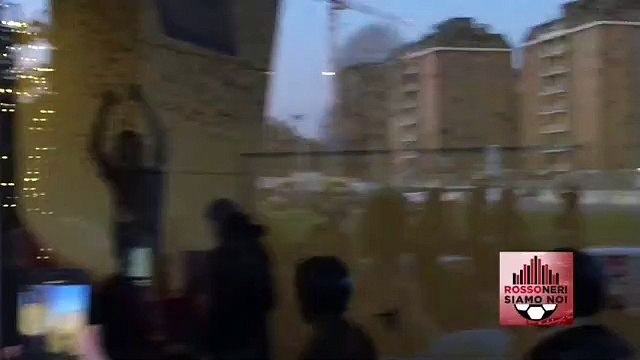 Zlatan Ibrahimovic, gli autografi ai tifosi dopo la firma sul contratto