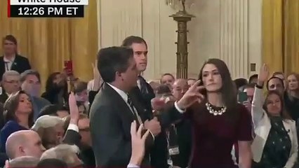 Lío monumental en la red por culpa de Trump: ¿Tocó el periodista a la becaria o al revés?