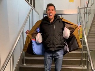 Ryanair: el truco de un listo para subir al avión con todas sus cosas y no pagar