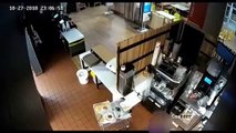 Esta mujer irrumpe en un McDonald's y ataca al gerente por falta de bolsitas de kétchup