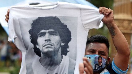 Maradona: una estrella del fútbol convertida por la droga y el alcohol en chulo de barrio