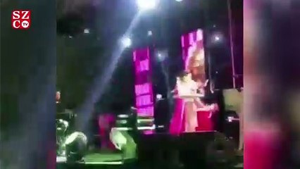 Deniz Seki konser sırasında sahneden düştü