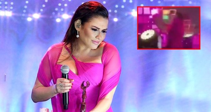 Ünlü şarkıcı Deniz Seki, konserinde sahneden düştü