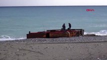 Antalya tonlarca ağırlıktaki dev platform sahile vurdu