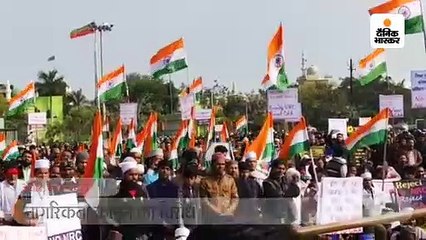 विरोध में सड़कों पर उतरे लोग, लगाए संविधान बचाओ के नारे