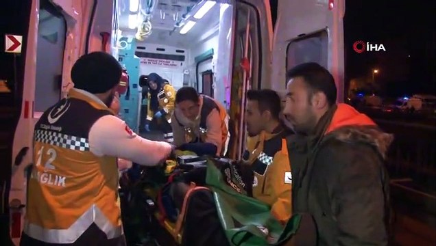 Ümraniye'de Trafik Kazası, 2 Araç Kafa Kafaya Çarpıştı; 7 Yaralı
