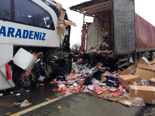 Çankırı'da otobüs tıra çarptı: 31 yaralı