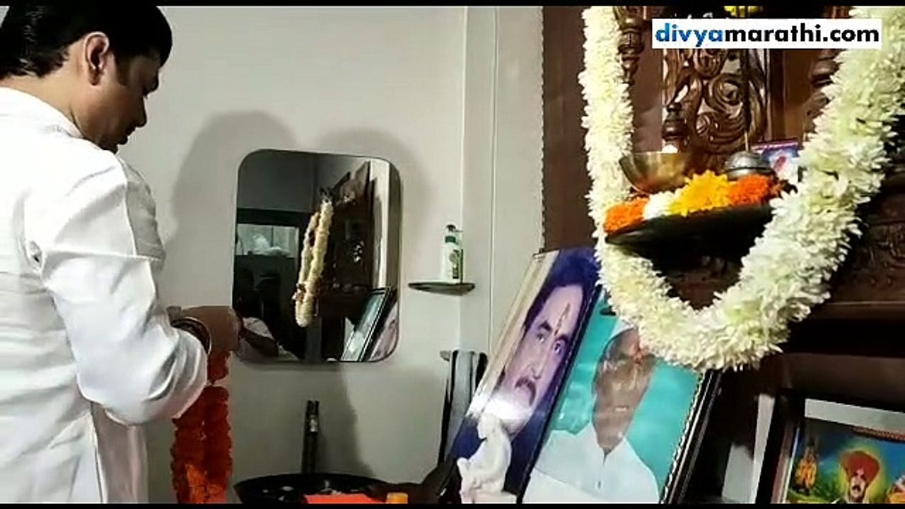 वडिल आणि काका यांच्या आशीर्वादाने धनंजय मुंडेंनी केली नव्या इनिंगची सुरुवात 