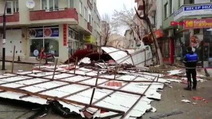 Çanakkale biga'da fırtına nedeniyle 5 katlı bir binanın çatısı uçtu