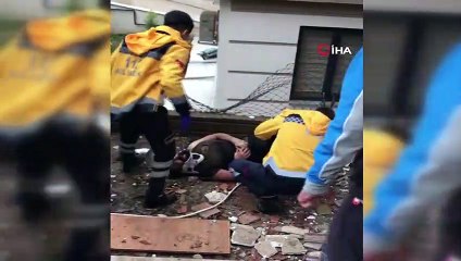 Tải video: Denizli'de bir evde patlama meydana geldi...Patlama sonrası bina alev alev yanarken ortalık savaş alanına döndü