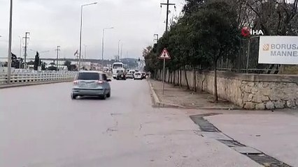 Kamyondan fırlayan tekerleğin yolculuğu kamerada