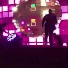 Şarkısını söylerken birden sahneden düştü