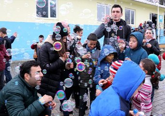 "Noel Baba yok Alaçamlı gençler var" kampanyasıyla köy çocuklarını sevindiriyorlar