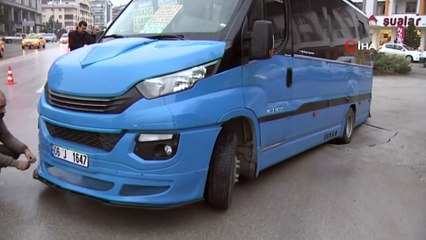 Facia ucuz atlatıldı, yolcu dolu minibüs çöken yola düştü