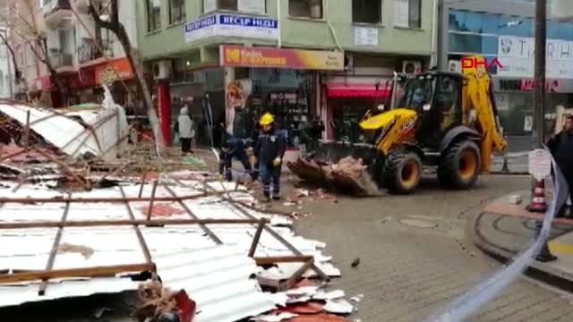 Çanakkale biga'da fırtına nedeniyle 5 katlı bir binanın çatısı uçtu-2
