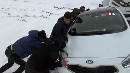 Kar ve Tipiye Aldırmadılar, Şarkı Söyleyip Halay Çektiler