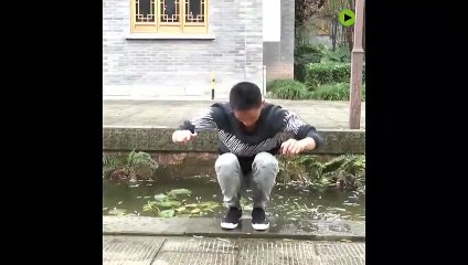 Suyun üstünde sıçrayarak koşan kung-fu ustası sosyal medyayı salladı