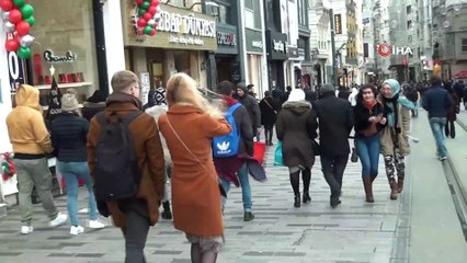 Taksim’deki şiddetli rüzgar vatandaşlara zor anlat yaşattı