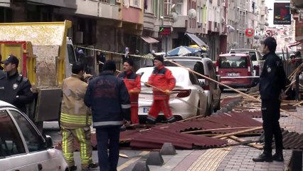 Esenler'de bir binanın çatısı şiddetli fırtına nedeniyle uçtu