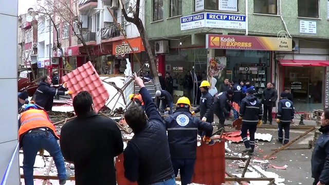 Biga'da fırtına nedeniyle 5 katlı apartmanın çatısı uçtu - ÇANAKKALE