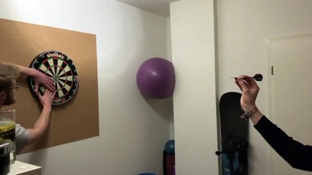 Fléchettes : jamais laisser sa main sur la cible !