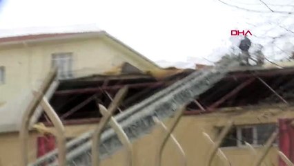Beylikdüzü'nde çatı okulun bahçesine uçtu