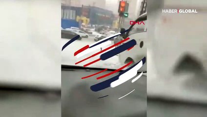 Karda düşen kadını ezilmekten saniyeler ile kurtardı