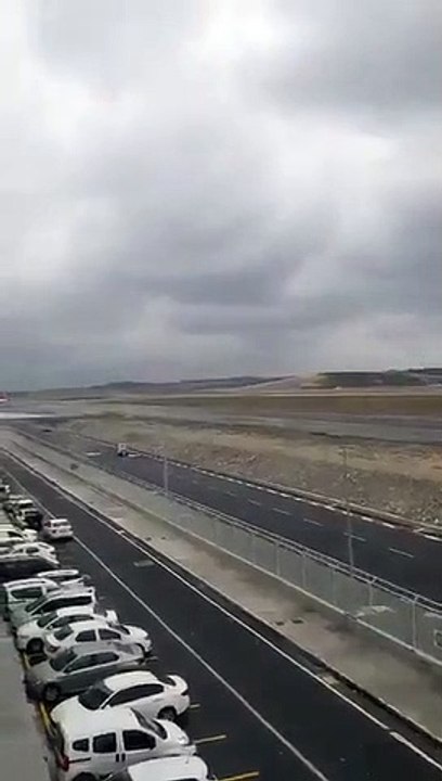 İstanbul Havalimanı'nda uçakların pisti es geçme anı görüntülendi
