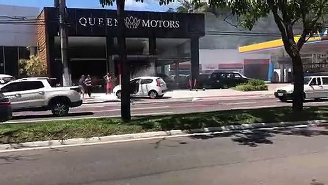 Carro pega fogo na Avenida Beira Mar, em Vitória